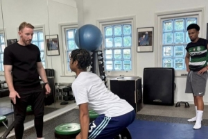 恩瓦内里社媒晒照：身穿葡萄牙体育球衣健身