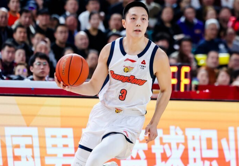 在线娱乐-广东大胜送四川17连败：胡明轩26分超朱芳雨 奎因36+11+6+6